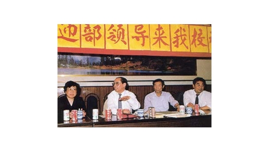 1993年6月,交通部部長黃鎮(zhèn)東視察我校     